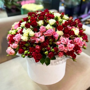 Композиция в шляпной коробке из 101 кустовой розы микс (50 см) в Лосино-Петровском