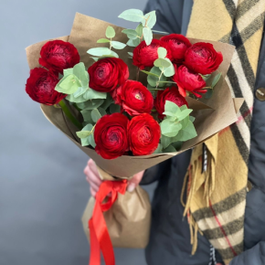 Букет из 11 ранункулюсов и эвкалипта в Лосино-Петровском