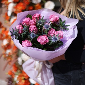 Букет "Базилио" из роз Меритим и веточек эрингиума в Лосино-Петровском