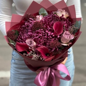 Букет "Импульс" из скиммии, калл, роз и хризантем Бигоуди в Лосино-Петровском