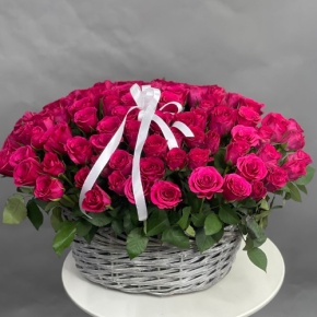 Композиция в корзине из 101 малиновой розы (40 см) в Лосино-Петровском