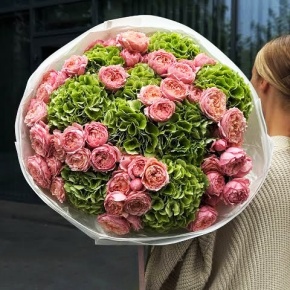 Букет "Фреш леди" из Голландских гортензий и пионовидных кустовых роз Джульетта в Лосино-Петровском