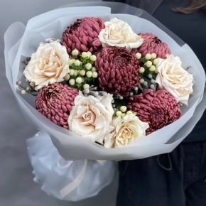 Букет "Всё что тебе касается" из хризантем Бигоуди, роз Эквадор Квиксенд и гиперикума в Лосино-Петровском