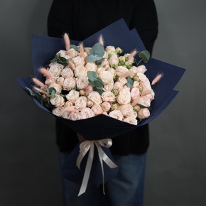 Букет "Вумен" из кустовых роз пионовидных роз Бомбастик, эвкалипта и лагуруса в Лосино-Петровском