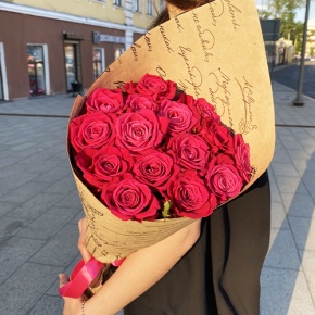 Букет из 15 роз Шангрила в крафте (60 см) в Лосино-Петровском