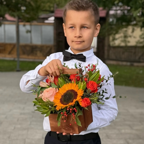 Деревянный ящик с подсолнухом, розами и калиной в Лосино-Петровском
