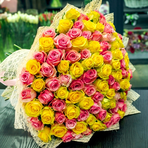 Букет из 101 розовой и лимонной розы (50 см) в Лосино-Петровском