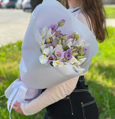 Букет "Вива ла дива" из эустом и ирисов в Лосино-Петровском