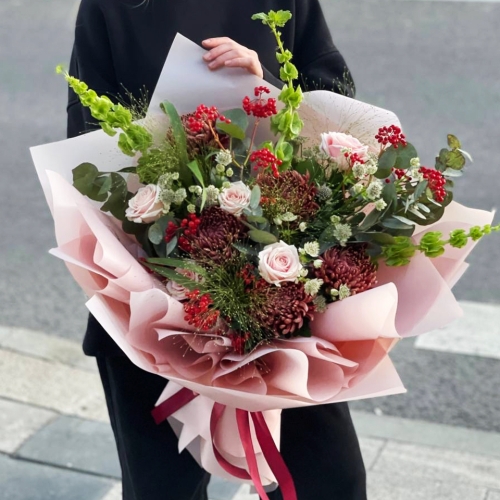 Букет "Вернисаж" из калины, хризантем Бигоуди, молюцеллы, паникума, роз и астранции в Лосино-Петровском