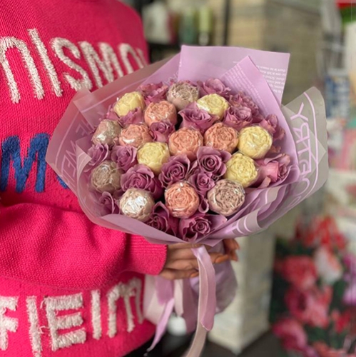 Букет из роз и шоколадных пионов в Лосино-Петровском