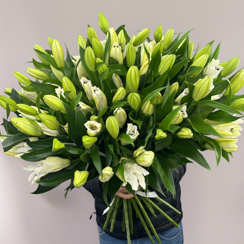 Объемный букет из 27 ароматных белых лилий в Лосино-Петровском