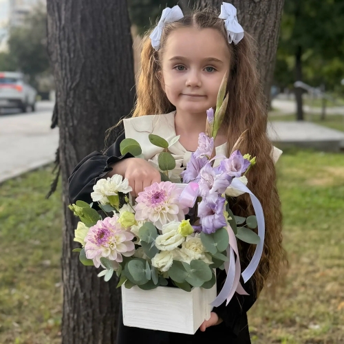 Композиция с георгинами на 1 сентября в белом ящике в Лосино-Петровском