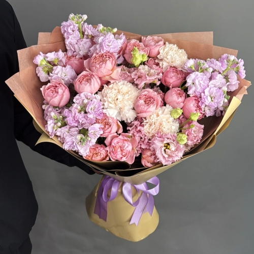 Букет "Амели" из ароматных маттиол, пионовидных кустовых роз Джульетта  эустом и диантусов в Лосино-Петровском