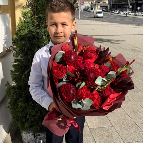 Букет с георгинами, розами и леукадендроном в Лосино-Петровском