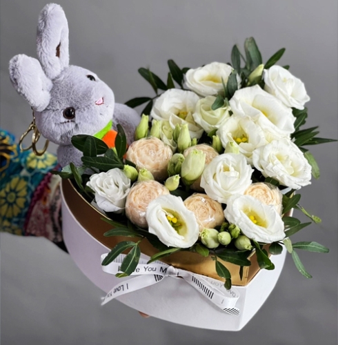 Композиция в коробке сердца из шоколадных пионов и эустом в Лосино-Петровском